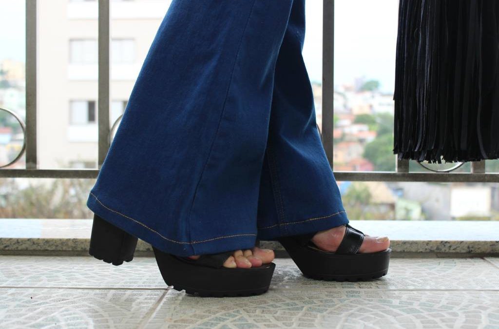 calça flare com bota tratorada